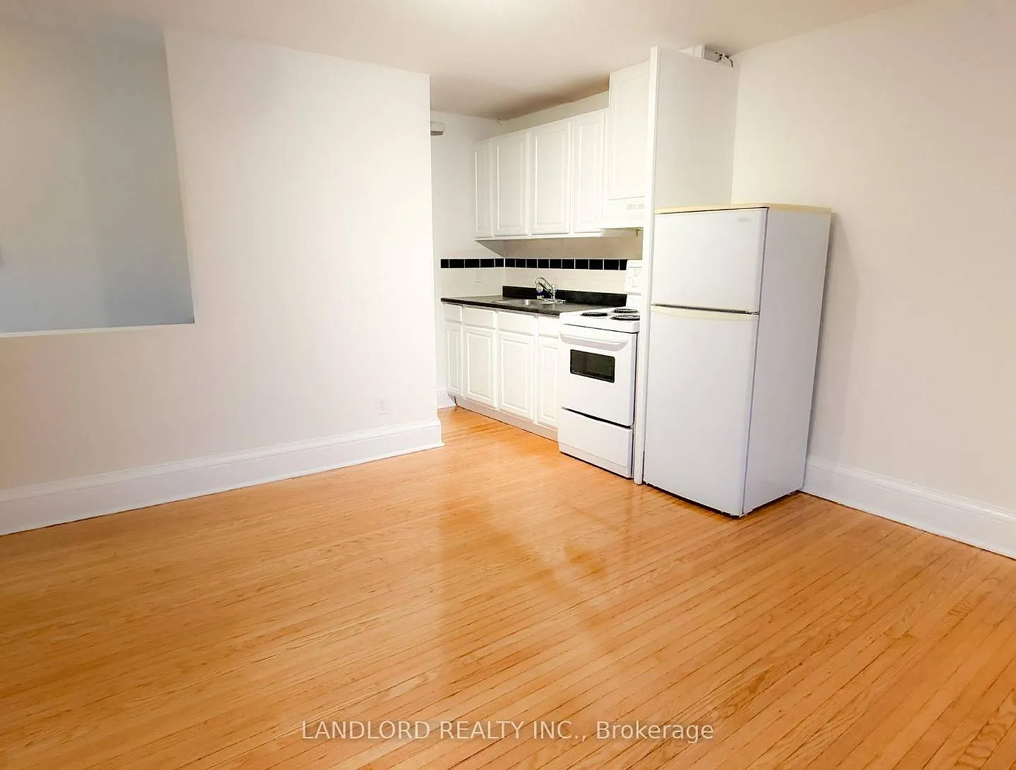 2469 Queen St E #4 photo 1