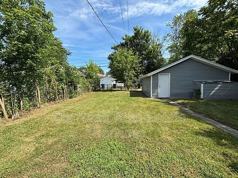 229 Bellaire Ave — Photo 4