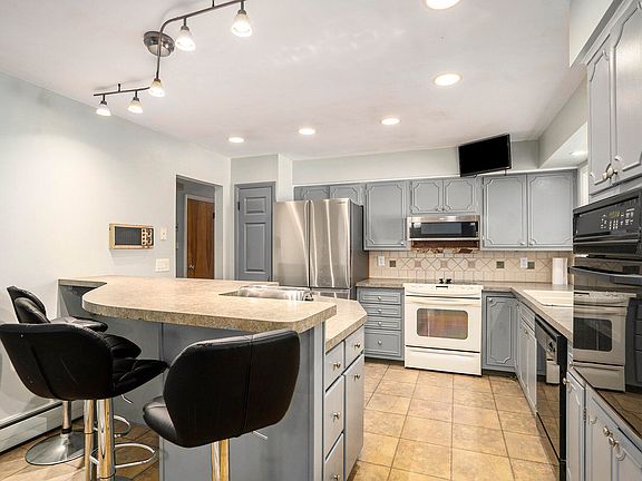 5th image of 44 Hickory Ln