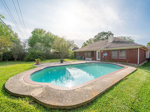 2nd image of 3818 Oak Dale Dr