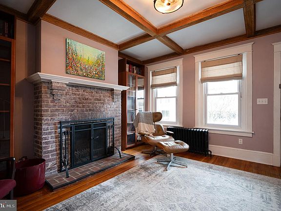 4th image of 310 W 14th St