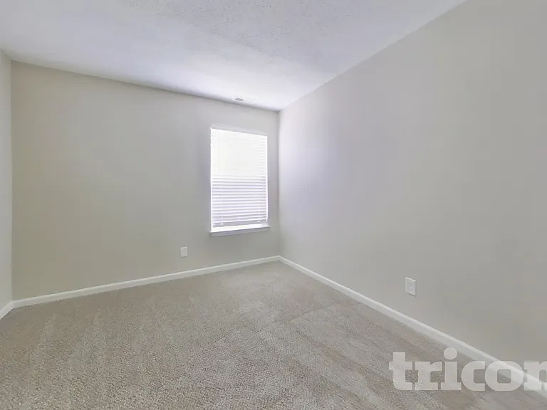 4525 Connaught East Dr — Photo 12