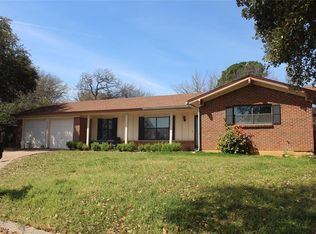 725 Chisholm Ct, Burleson, TX 76028