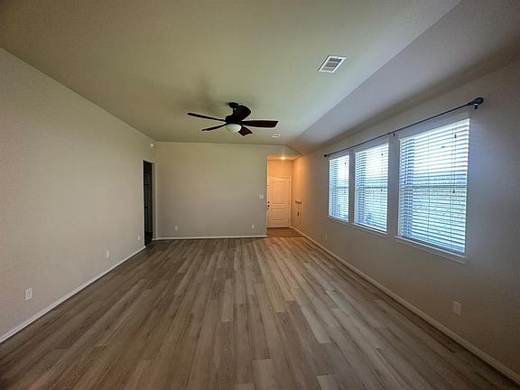 3rd image of 482 Terra Vista Cir