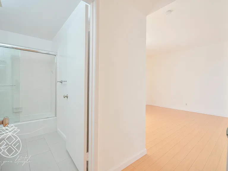 1727 Glendon Ave #104 — Photo 35
