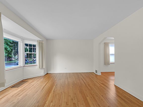4th image of 9932 S Maplewood Ave