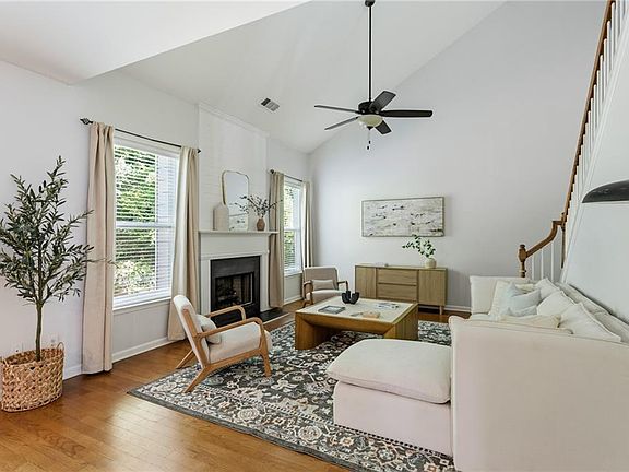 2nd image of 1511 Justine Way SE