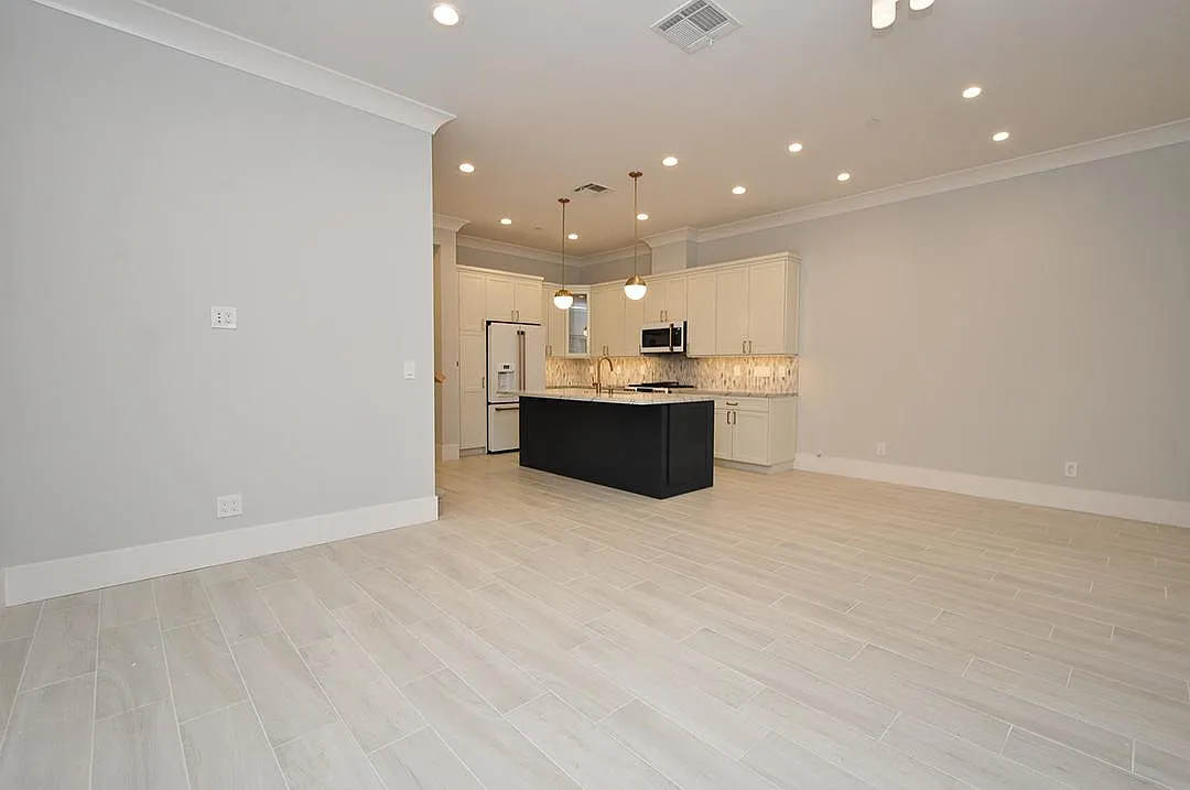 3 bed, 2.5 bath, 1650 sqft, $4,950 — Photo 4