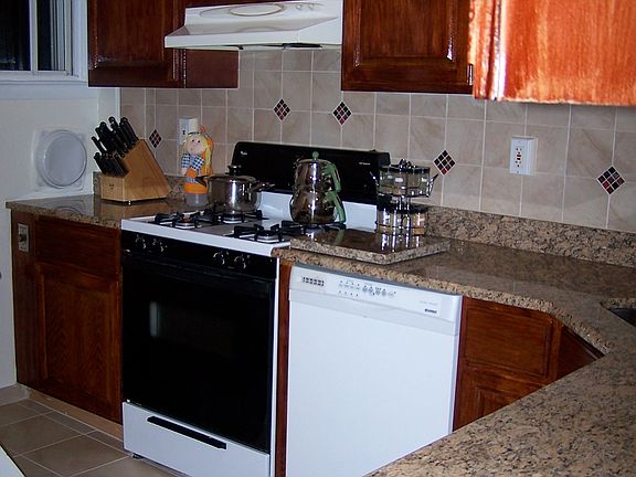 Kitchen w granite countertop