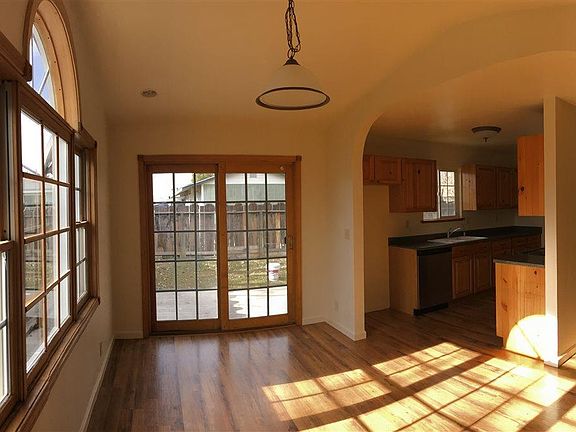 4th image of 470-695 Tule Dr