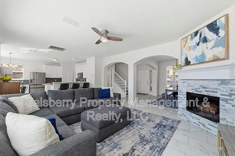 3 bed, 2.0 bath, 2367 sqft, $2,700 — Photo 4