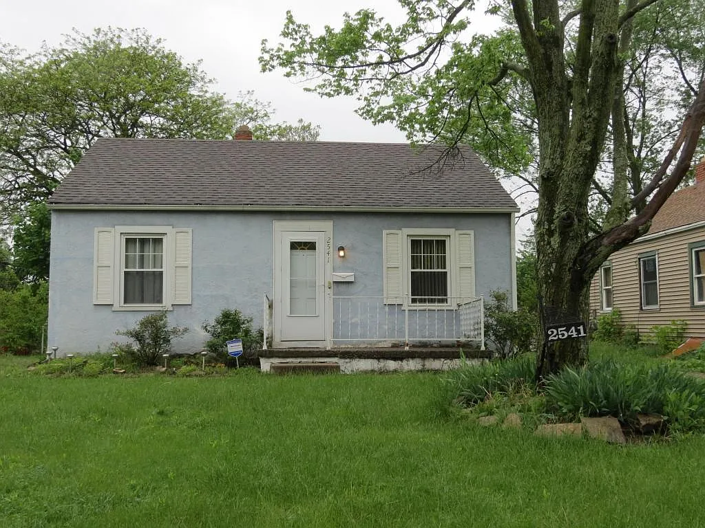 2541 Grasmere Ave photo 1