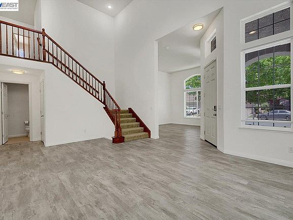 4th image of 10433 Lone Star Way