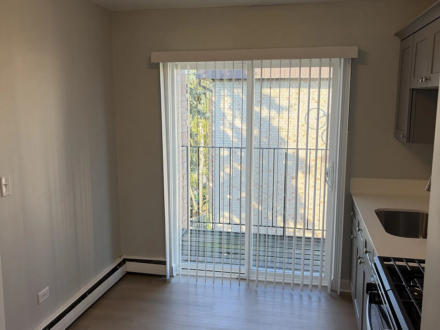 704 W Huntington Commons Rd — Photo 3