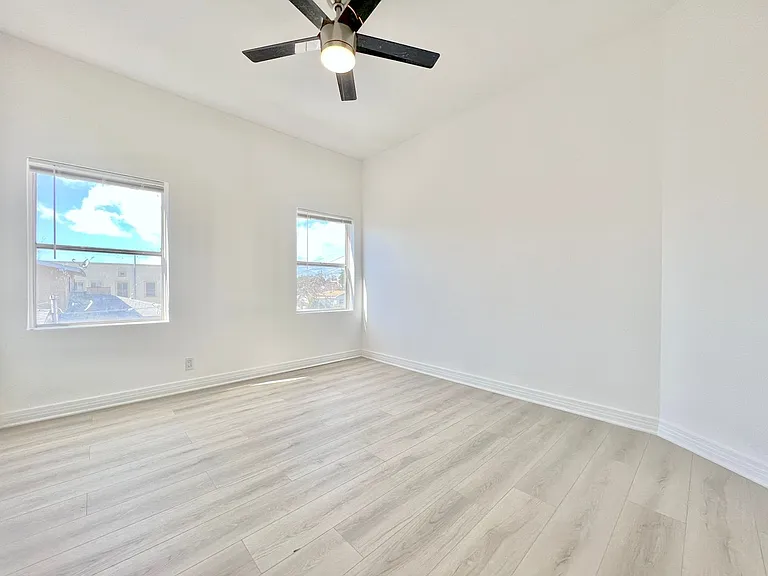 707 W 48th Street — Photo 29
