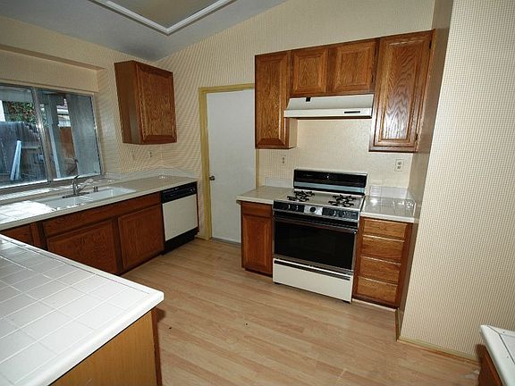 3rd image of 39382 Oak Cliff Dr