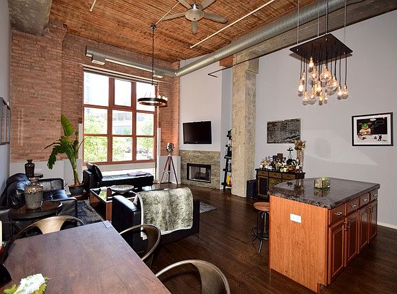 4th image of 360 W Illinois St APT 105