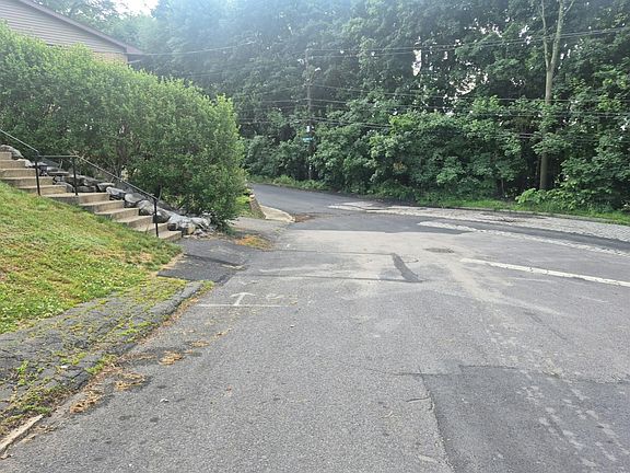 5th image of 122 Belmont Ter