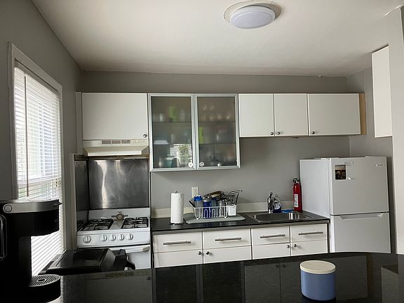 2nd image of 824 E Broadway APT 303