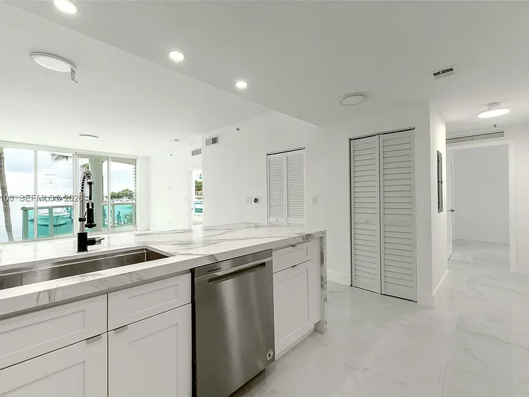 7914 Harbor Island Dr #106 — Photo 2