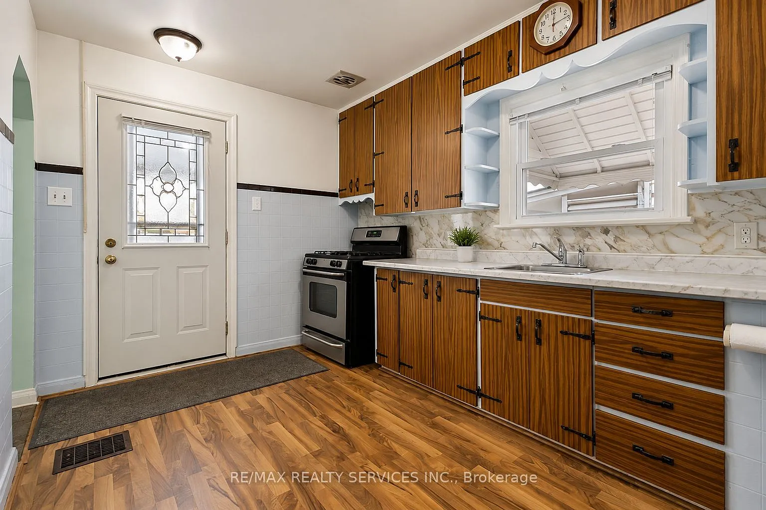 4 bed, $2,300 — Photo 2