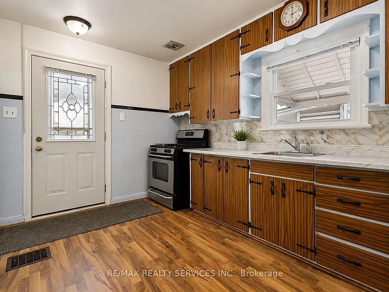 215 Highbury Ave N — Photo 2