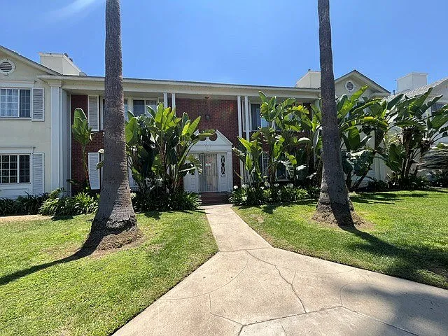 12000 Moorpark St — Photo 3