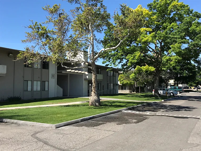 Exterior Lakeside Apartments in Kennewick, WA
