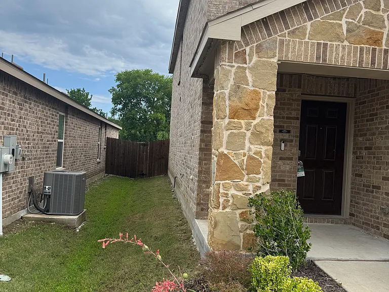 528 Lake Erie Dr — Photo 3