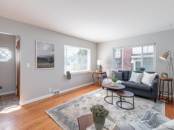 2nd image of 809 Everglade Dr SE