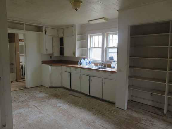 3rd image of 127 N Edgewood Dr
