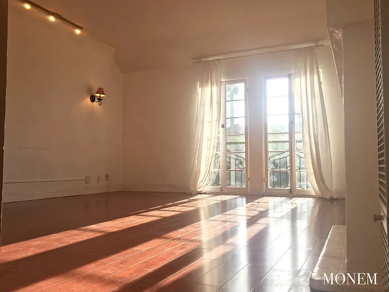 654 S Dunsmuir Ave — Photo 23