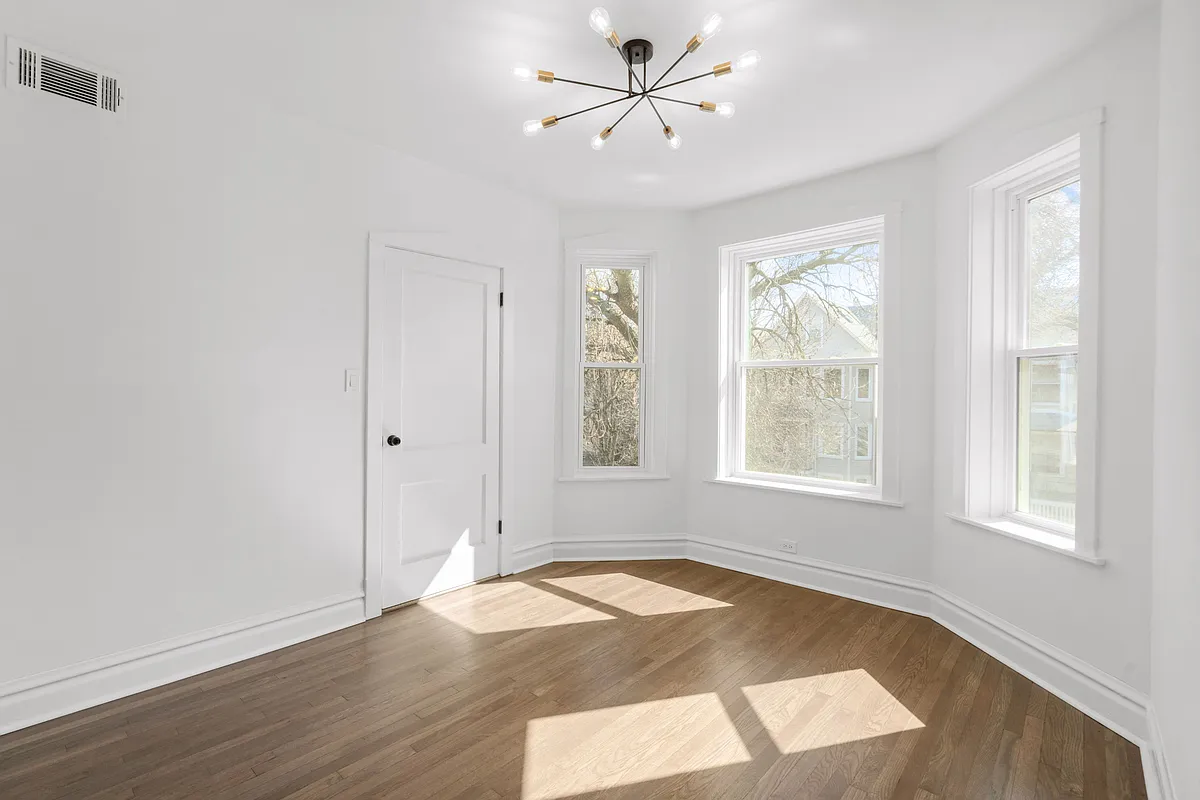 Living room - 3628 N Albany Ave #2