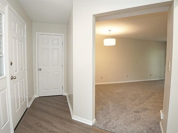 5th image of 307 Carriage Circle Dr