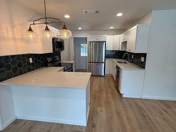 3rd image of 615 Truman St