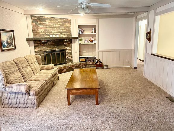 3rd image of 637 Beech Dr W