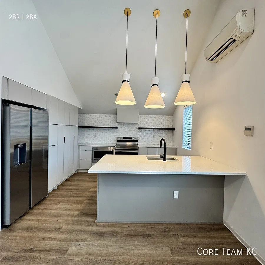 Top Floor 1500 SF 2 Bedroom — Photo 4