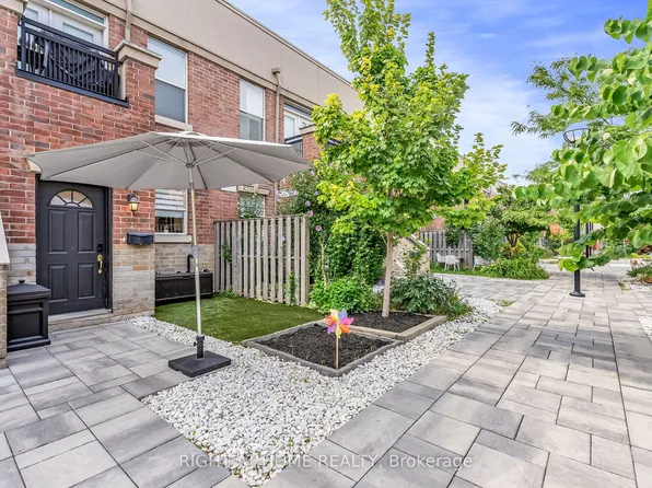 55 Halton St #104, Toronto, ON M6J 1R5