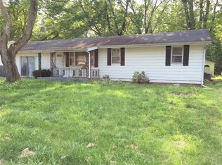 12 Sandridge Dr, New Athens, IL 62264