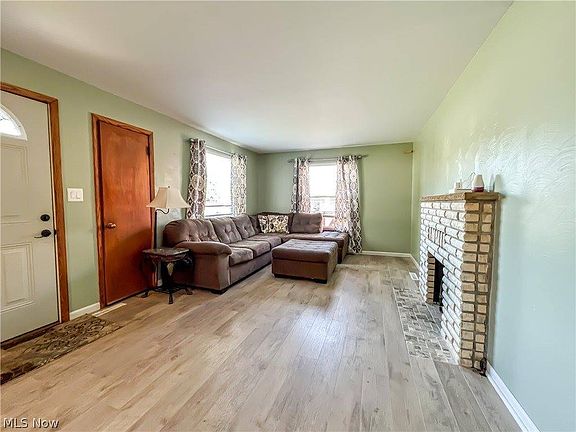 4th image of 2465 W Manor Ave