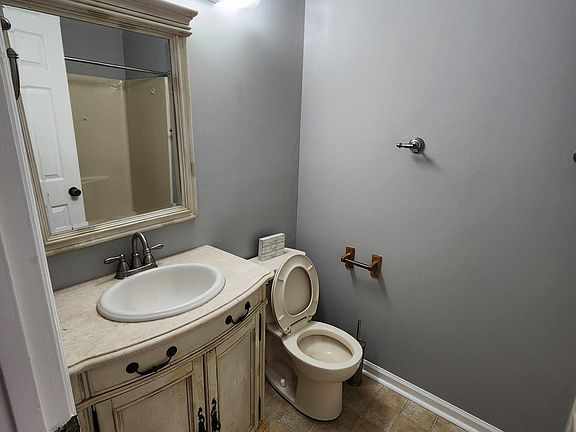 5th image of 255 Somerset Dr