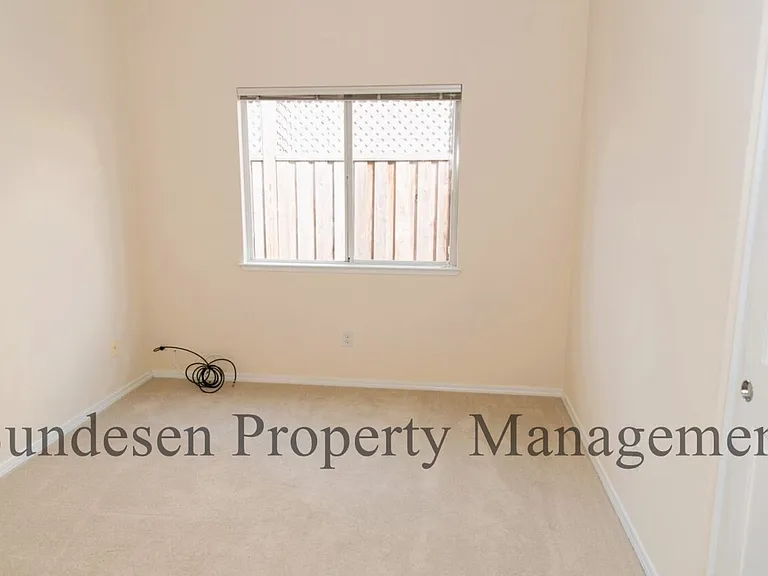 806 Wine Ct — Photo 9