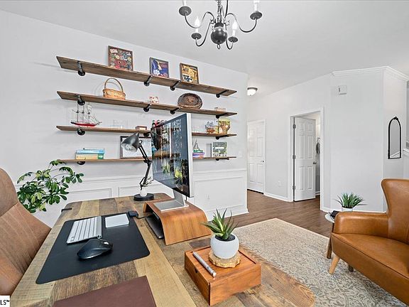 5th image of 303 Hayworth Dr
