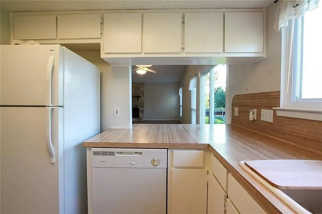 2 bed, 1.5 bath, 950 sqft, $1,600 — Photo 3