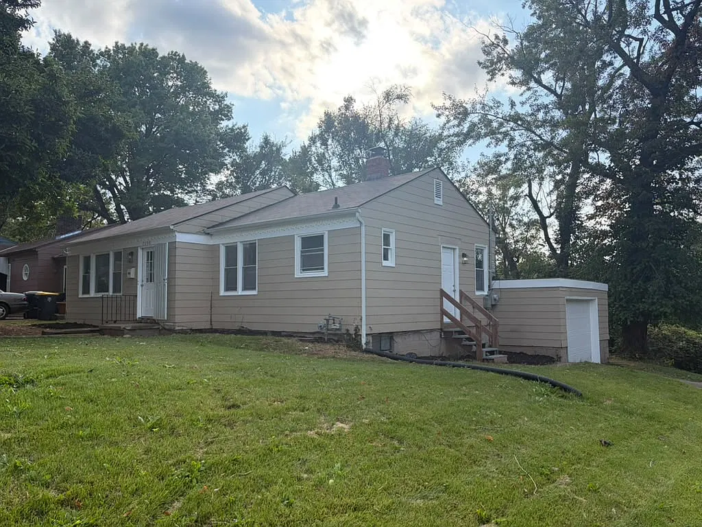 2 bed, 968 sqft, $1,300 — Photo 1
