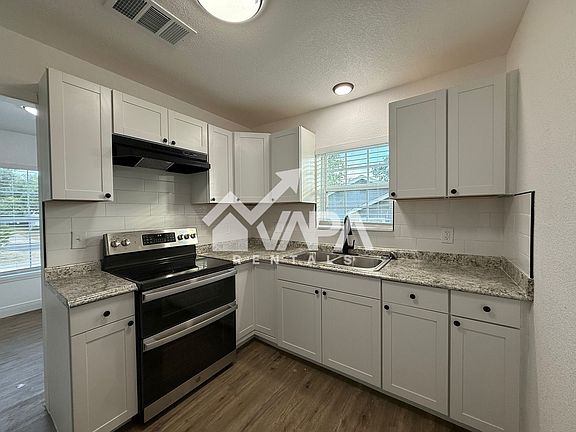 5th image of 239 Erskine Pl