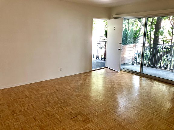 3rd image of 2616 N Beachwood Dr APT 2