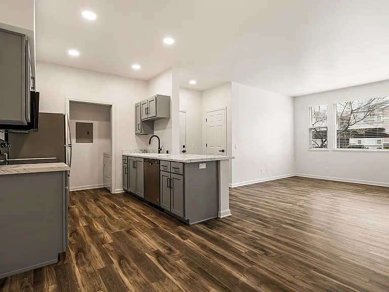 Sterling Oaks Luxury Apartments — Photo 24