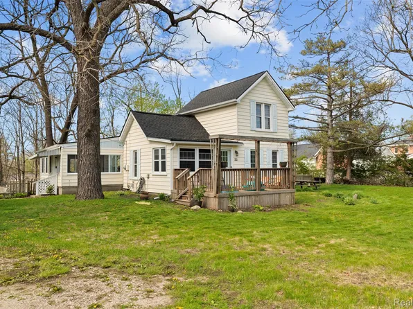 212 Brighton Lake Rd, Brighton, MI 48116