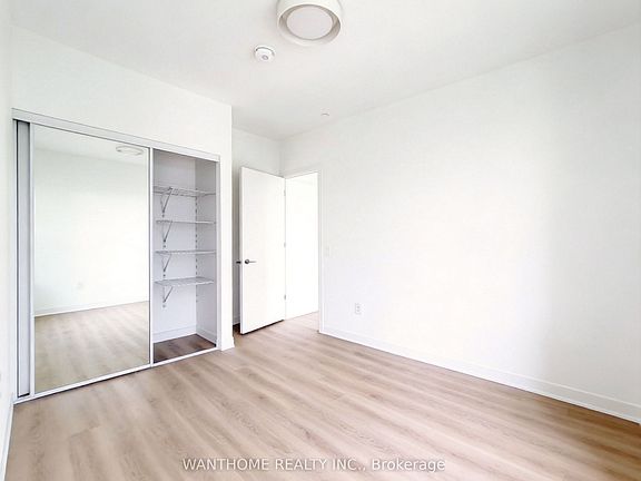4th image of 10 Oak St E #1602